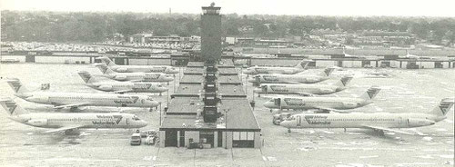 Beide MD-81 (rechts vorne und links, zweites Flugzeug von vorne) auf einem Foto!/Midway Airlines