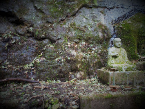 摩崖仏を説明し手を合わす。(残念:ピンボケです)
