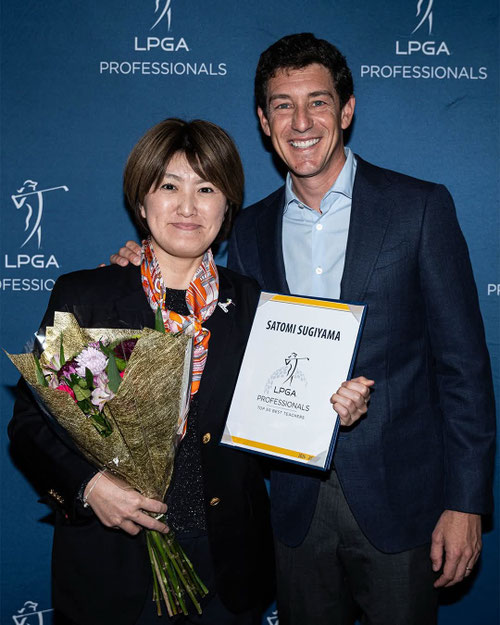 USLPGAロレックスアワードセレモニーにて、コミッショナーCraig Kessler氏と並ぶ杉山仁美の記念写真