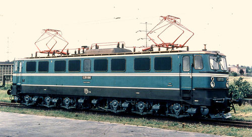 1965: Die fabrikneue E251 006 in blauer Farbgebung im VES/M in Dessau Aufnahme: Hans Müller, Dessau)