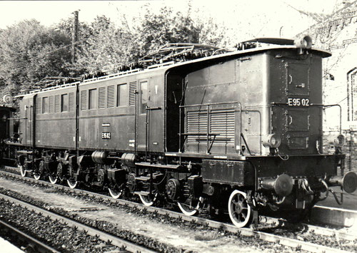 1985: Altbau-Elektrolok E95 02 auf einer Ausstellung im Bahnhof Blankenburg
