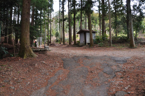 @石尊山登山口駐車場(右手側に数台停められます)