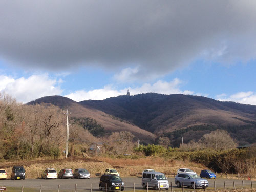 小田休憩所の駐車場から宝篋山!嫌な雲がありますね~