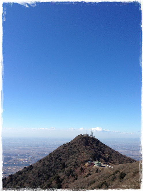 女体山から眺める男体山と青空