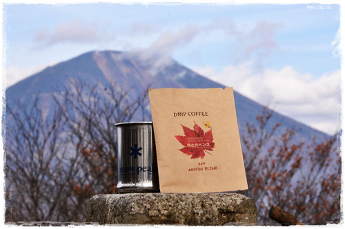 バックに日光男体山と「紅葉ブレンド」