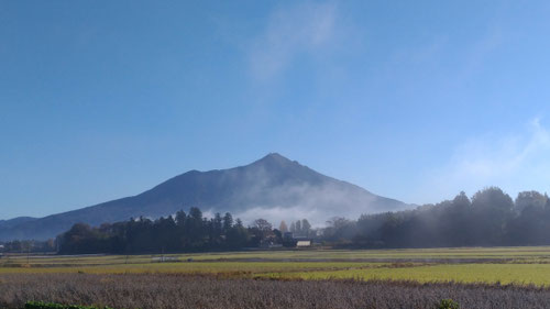 朝の筑波山