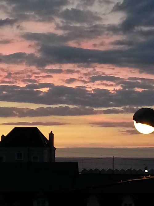 vue de la chambre du LOFT - coucher de soleil et festival de cerfs-volants