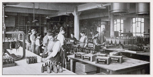 Abfüllraum für das Metallputzmittel Blendol um 1918, Foto aus der Festschrift „25 Jahre Urban & Lemm“ 