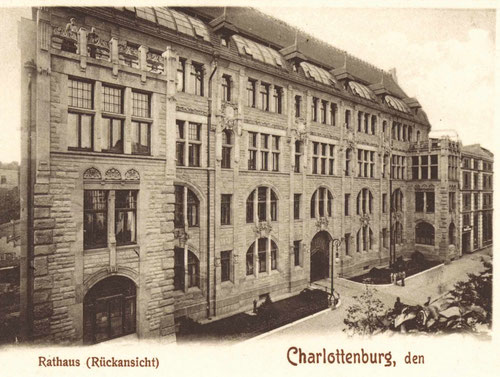 Rückseite Rathaus Charlottenburg mit angrenzender Weißbierbrauerei Braun (Postkarte um 1905/1910)
