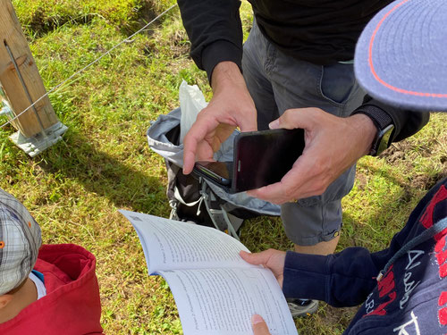 Im Wanderbüchlein den QR-Code mit dem Smartphone scannen und schon kanns losgehen....