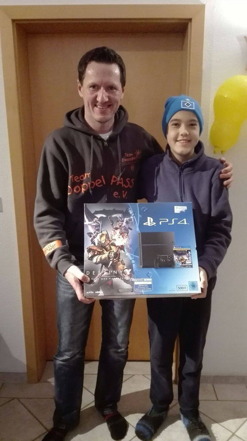 DoppelPASSer Kim Häusgen übergibt Henrik seine PS4