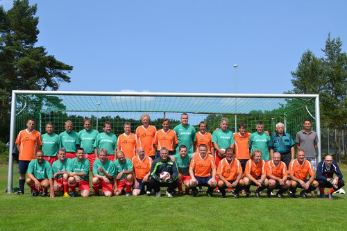 Die Altliga des SV Boostedt und das Team DoppelPASS kickten für den guten Zweck