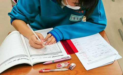 入試まであと6日ですが、この時期は紙と鉛筆しか使わないのが西茨城校の定番の勉強法です。