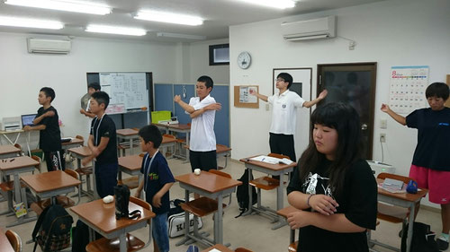 さあ、今日もラジオ体操から1日が始まります!ちょっと眠いですが、軽い運動で眠気を吹き飛ばしましょう。