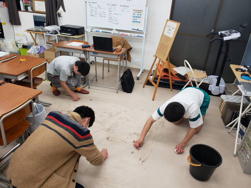 高校、大学受験が終了しましたが、それでも中3、高3が勉強しに来てくれています。「校長は掃除するから勉強しててね」と言ったら、掃除を手伝いますと子どもたちが手伝ってくれました。激落ち君で床を磨いて1年間の汚れを落としました。掃除すると運気が上がるって言いますよね?それはトイレだっけ!?それはいいとして、中3生、高3生、また新たな気持ちで勉強していこう!そうすればいろいろと道ができてきます。勉強して知識を増やすことで見える景色がちがってくるのです。今の勉強がこれからの人生ずっとつながっていくのを忘れるなよ!
