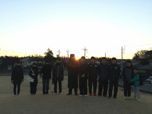 12/28 6:51 今日も日の出が昇りました。日の出とともに今日の参加者と写真を1枚。いつも私たちを見守ってくれる太陽に感謝です。また明日も同じ太陽が昇りますが、今日とは微妙に異なる風景になります。諸行無常です。