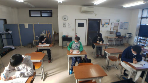 冬期講習2021-22が始まりました。教室での対面授業とオンライン指導が同時進行。教室は完全予約制、自宅からオンライン指導で教室にいるときと同じ指導が受けられます。1/5まで毎日休まず教室が開講です。子供たちの生活習慣と学習習慣が崩れないよう毎日見守っていきます。