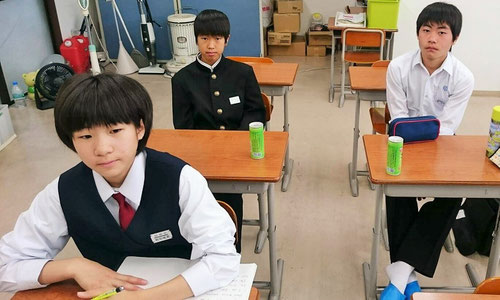新学年、新学期が始まっての最初の中間テスト。最初というのもあって、いい点数がとりたいですね。だったら、朝学をするといいですよ。朝の学習は脳がフル活動!とても効率よく学習が出来るんです。今日はテスト前の3名が教室の朝塾に参加してくれました。塾長と朝の最高の時間を過ごせば、頭よくなりますね(^^) 朝6:00朝学スタート!