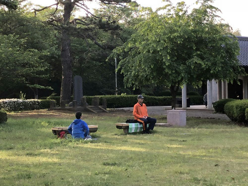 PSMのM、メディテーション(瞑想)、15分の学習が終わるたびに、2分瞑想、3分瞑をして呼吸をととのえます。意識を呼吸に向けることで、疲れた脳を休める効果もあります。