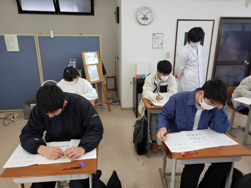 毎年恒例の県立入試直前ラストスパートゼミが始まりました。今日から10日間です。今年は教室とネット教室併用で行います。思い起こせば、昨年はこの時期にまさかの学校休校を政府が要請。すべてネット教室での開講でした。県立入試直前は子供たちの緊張感はピークに達しています。今年は教室でも授業が開講出来るので、リアルでもしっかり子供たちのケアをしていきます。