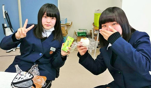 休み時間は、お母さんが作ってくれたおにぎりを食べます。おにぎりは日本人のパワーの源ですね。