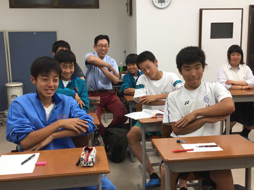 今日はWEB授業の日。締めくくりの塾超じゃんけんですが、いつもはカメラマンでみんなのことを写真に撮ってばかりでしたが、今回は講師の先生にカメラはまかせて、いっしょに塾超じゃんけんをしました。昨年の夏合宿以来の塾超じゃんけんポーズ(^^)