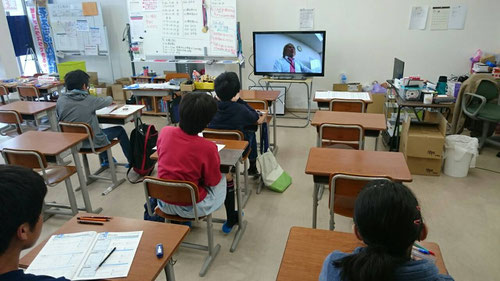 TVモニター越しに、河原塾超からの学習の進め方のアドバイスがあるのは非常に大きい!学習アドバイスがないのは、大海原をコンパス無しで航海するようなものです。