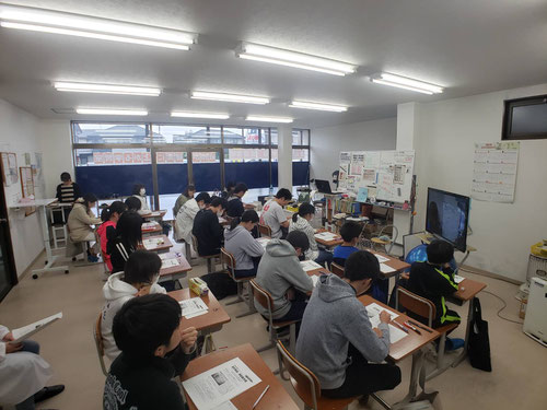 本校のスタディジムとはネット環境で結ばれ、河原総長の講義をTV画面を通してにしばジム聞くことができます。一体どのような講義があったのか??