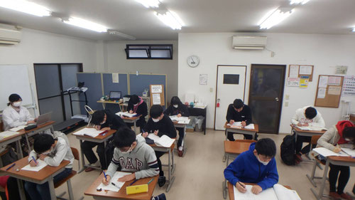 2020年の冬期講習が始まりました。感染症対策を十分に考えて、教室は午前中のみの開講、午後はKJのネット教室で自宅で安全に学習できるような配慮をしています。長時間の教室授業は感染リスクが高まります。やっぱり受験生は安全に学習してもらいたいですね。冬期講習は来年1/5まで続きます。