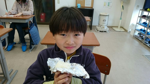 教室にもどってきたら、お母さんの作ってくれてたおにぎりを食べます!お母さんに感謝!