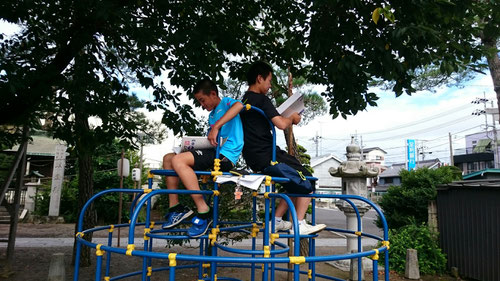 こんなところでも勉強できるのか~。勉強は場所を選ばないのですね。参加者のみなさん、次は8/8(月)朝塾野外授業やりましょう!楽しかったです!