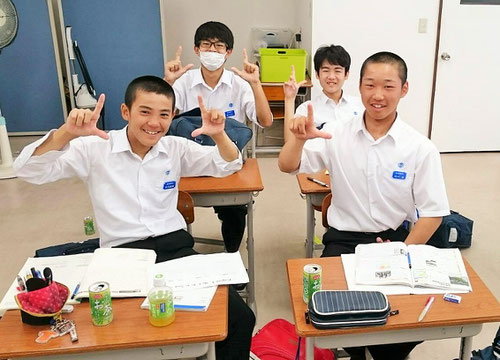 朝7:45、朝学終了。正味1時間半の学習ですが、朝の1時間半の学習は、夜の3時間~4.5時間に匹敵します。朝の学習はかなり得なのです。そして、夜の学習だと「疲れた~」と言って帰るのですが、朝だとそれがなく元気なのが不思議です。これが朝の力なのですね!