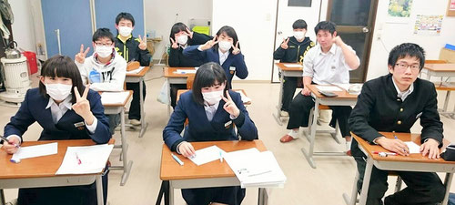 県立入試を終え、自己採点に挑んだ塾生たち。自己採点をして、自分の結果を知ることはとても怖いことなのだが、そこを逃げないであえて挑むきみたちは、本当に素晴らしいと思う。
