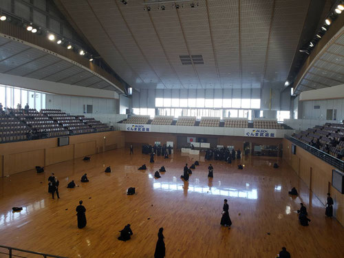 武道館にて。剣道三段の実技、剣道形、筆記の3つの審査を経て、合格することができました。