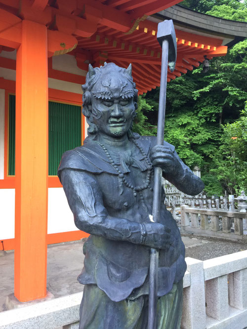 奈良県のとあるお寺にある前鬼の像
