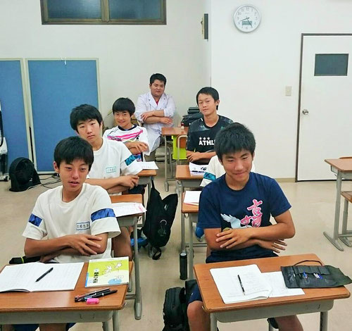 今日はWEB授業の日。KJスタディージム特別開校中で大忙しの河原塾超に、塾超じゃんけんをやってください!とお願いしたら、快く引き受けてくれました。そして、急きょ、塾超じゃんけんが始まりました!いつものお決まりのポーズ。さあ、今日は勝てるかな??