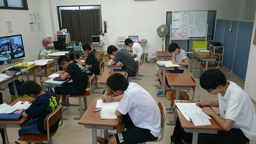 朝の集中学習です。朝のクリアーな脳は、学習に最適です。