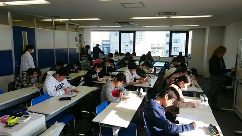 いよいよ県立高校入試まで2日となりました。ラストスパートゼミ5日目の今日は本校スタディジムにお邪魔して、いっしょに県プレテストを受験します。そして、夕方からは合格伝授式があります。今年はどのような合格伝授式なのか、とても楽しみです(^^)