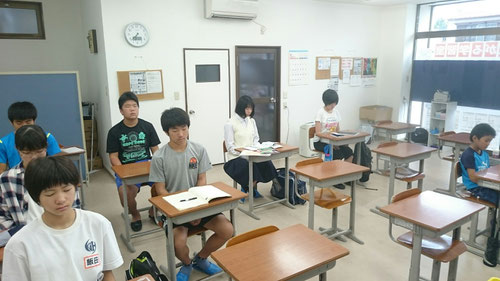 朝の瞑想をしっかりとやって、午前の集中学習が始まります。