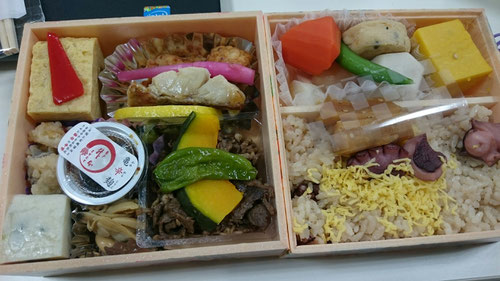 KJ冬期合宿ネタ、まだまだいきます。12/31、1/1の夕食は、今年も亀戸升本さんの協力の元、あの高級弁当をいただきました。このお弁当、保存料・合成着色料一切なし!正真正銘の体にいいお弁当。KJのテーマにピッタリなんです。だから、値段も高級です。このお弁当を食の瞑想で1時間かけてゆっくり食べていきます。こちらは12/31のお弁当。