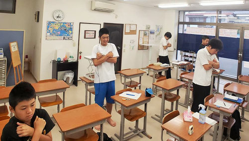 朝はやる気の出るポーズでシャッキとします!学校に行く人はいってらっしゃい!