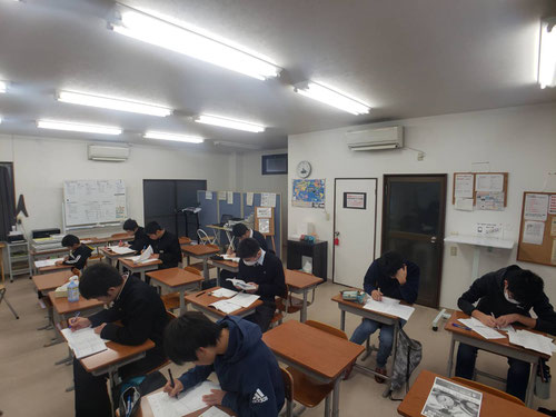 朝6時、いつものルーチンから始まる子もいれば、テスト勉強を始める子もいます。自分でやることを決めて、すぐに取りかかります。