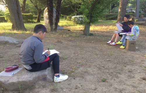 5:40瞑想後、公園での野外学習開始。勉強はどこでもできるんです。