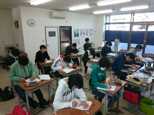 県学力診断テストは、私立・県立の志望校が決まる大切なテストです。合計21時間の時間をかけて、中1~3の総復習をしていきます。