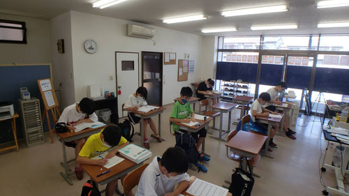 今年は夏休みも短く、いつものような40日間の夏期講習が出来ません。そこで、今年は8月を夏季集中講座とし、ネット教室も併用して昨年と同様の時間数の勉強出来るようにしました。ここ最近、新型コロナ感染者がまた増え出しています。やはりここは慎重に子供たちの指導をしていかなければなりません。ネット教室に入って安全に勉強するのが最善の指導だと思っております。また直接校長の指導を受けたい場合は土日のジムに予約してきてもらっています。出来る限りの対策をして、完全にかつ勉強時間は減らさずに最善の方法で指導していきます。