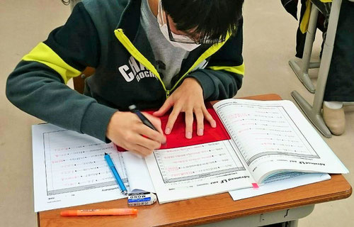 この紙を赤シートで隠しながら繰り返し見て、ふるいにかけていきます。覚えたところはどんどん消していきます。