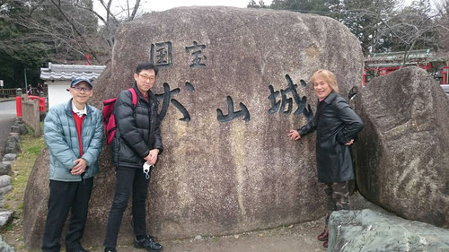 合格伝授式のあと名古屋に一泊し、翌日は国宝の犬山城を見に行きました。名古屋から車で40分くらいの犬山市というところです。始めて来ました。