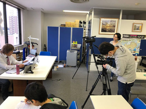 取材を受ける河原総長