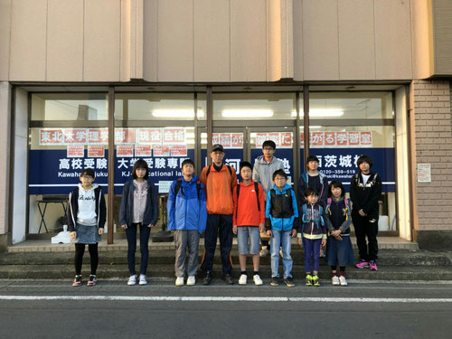 5/6(日)5:00教室に集合、5:10結城城跡公園に向けて出発。教室の前で記念写真。