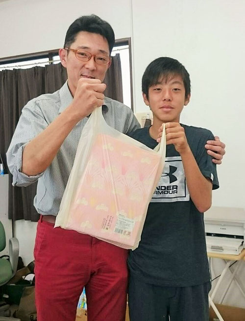 中3せきゆーが修学旅行のお土産を買って来てくれた!もちろん、塾長の大好きな「八つ橋!」。そんなわけで、今日の授業参加者みんなで、八ツ橋パーティー!(^^)/